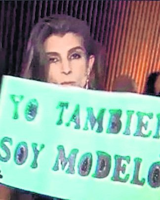 “Yo también soy modelo”: una mujer trans irrumpió en el desfile de la hija de Tinelli