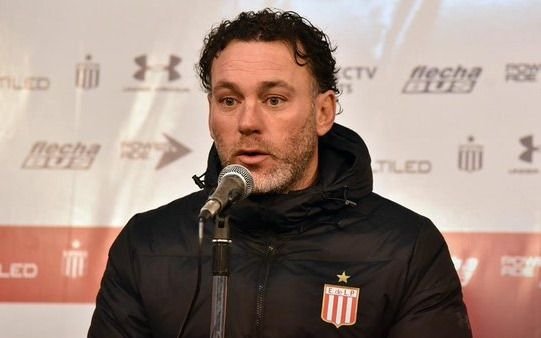 Milito no definió el esquema: "Más allá del sistema, priorizo la manera de competir"