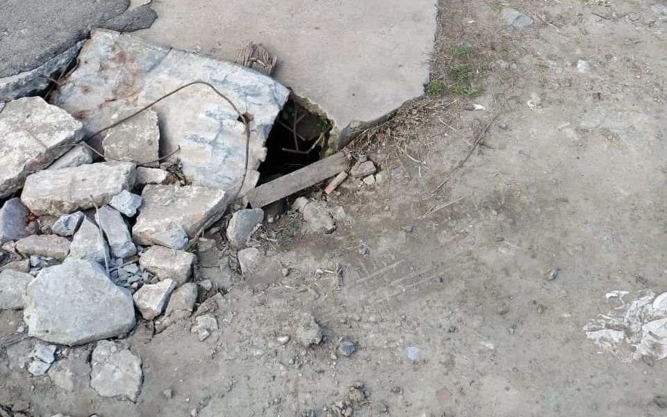 Gonnet: denunciaron que un chico se cayó en un pozo, pero arreglaron el de enfrente