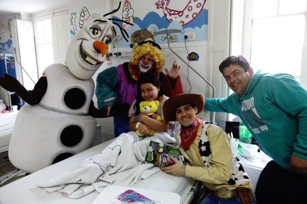 Una divertida caravana solidaria copó el Hospital de Niños para repartir juguetes y sonrisas