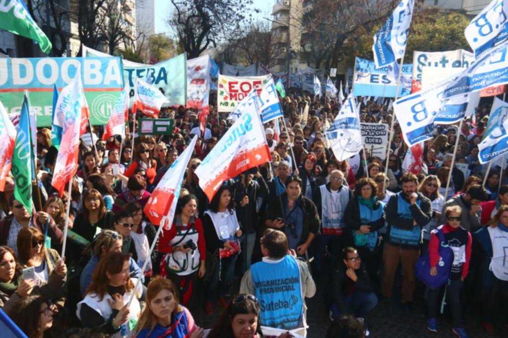 Los maestros reclaman el bono de $5.000 y un aumento del fondo de incentivo docente