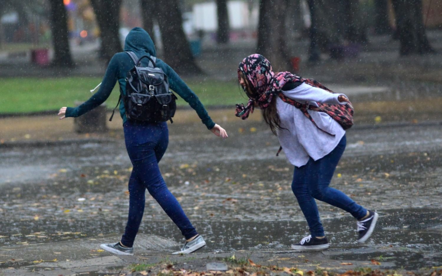 Tormentas por la mañana y lluvias aisladas por la tarde: ¿cómo sigue el finde largo?