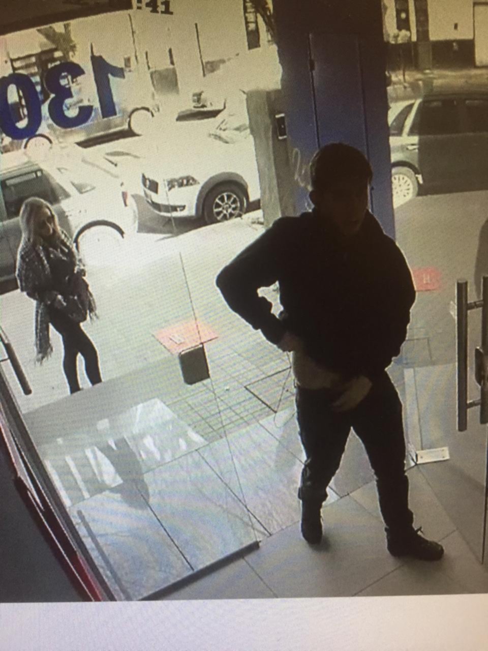 Bien vestida y con experiencia, una pareja robó en dos edificios en pocos días