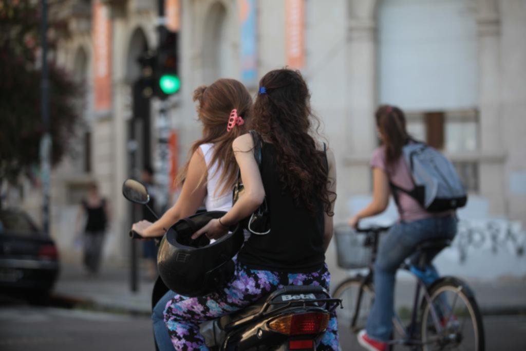 Menos de la mitad de los motociclistas lleva siempre casco puesto
