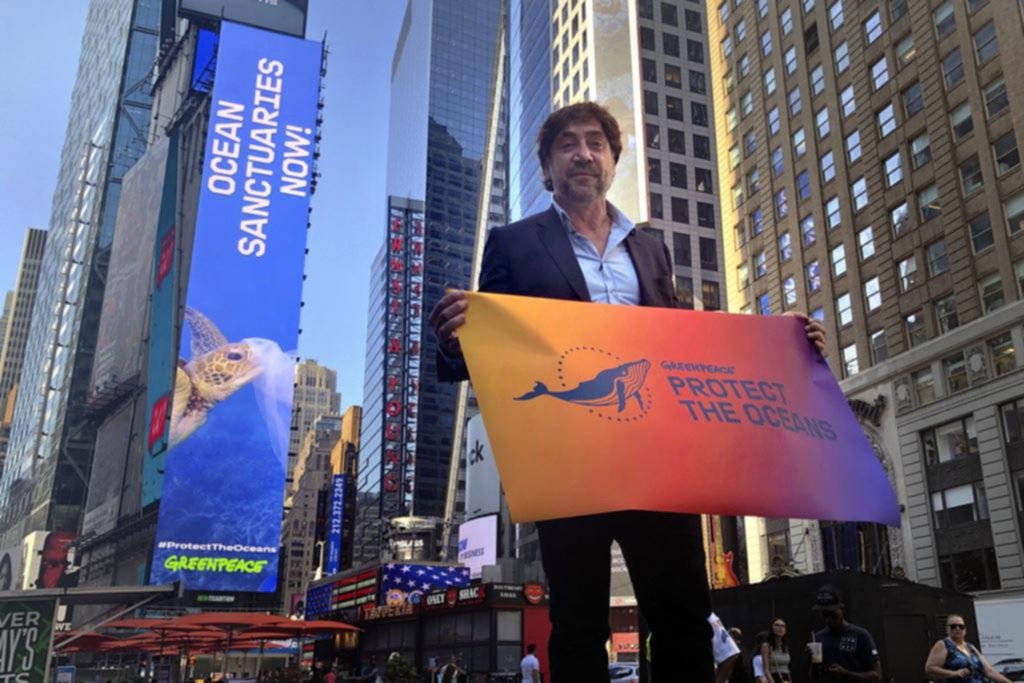 El señor de los mares: Bardem se plantó en Times Square para pedir por las ballenas y los pingüinos