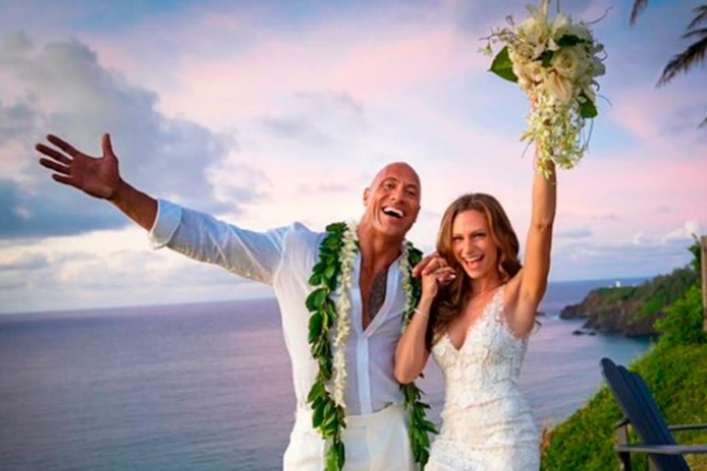 La Roca, un tierno: se casó en secreto en Hawai