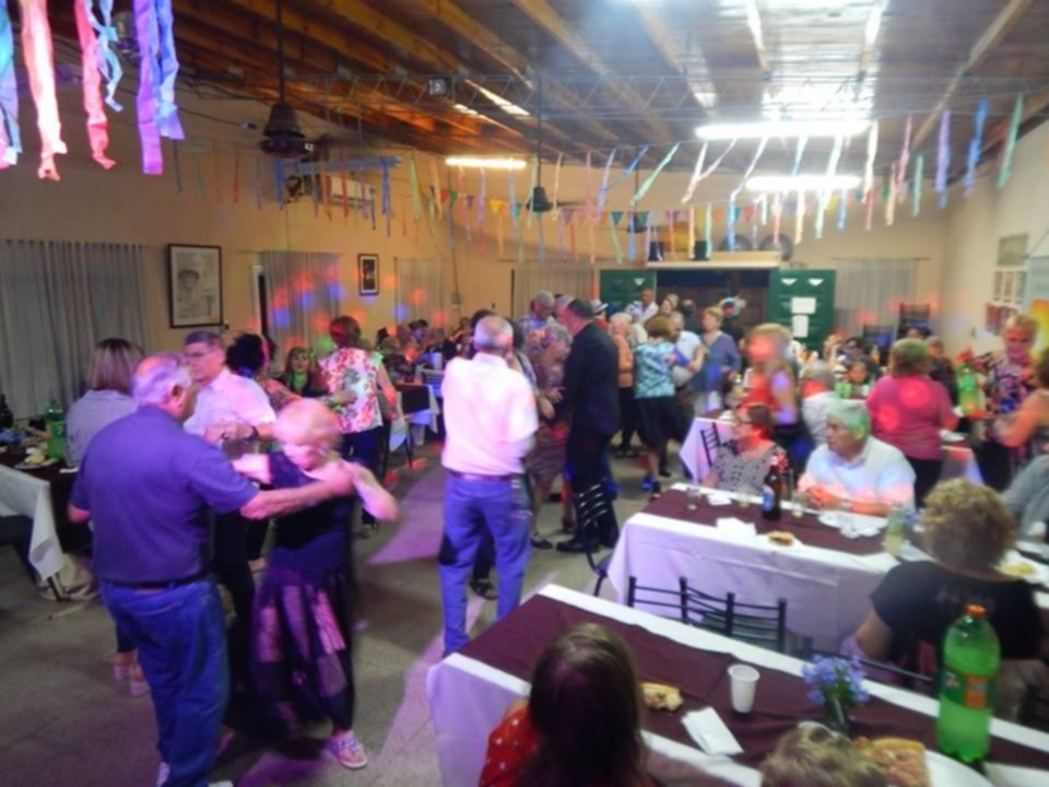 Almuerzo y baile en el Club de Abuelos Atardecer