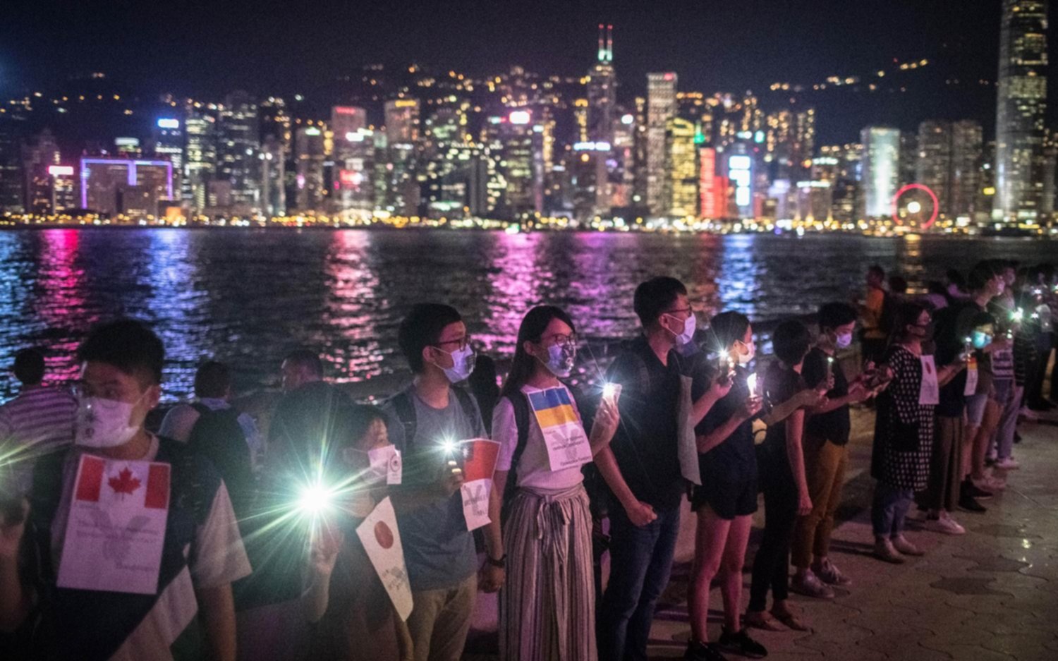 Forman una cadena humana en Hong Kong en reclamo de más democracia