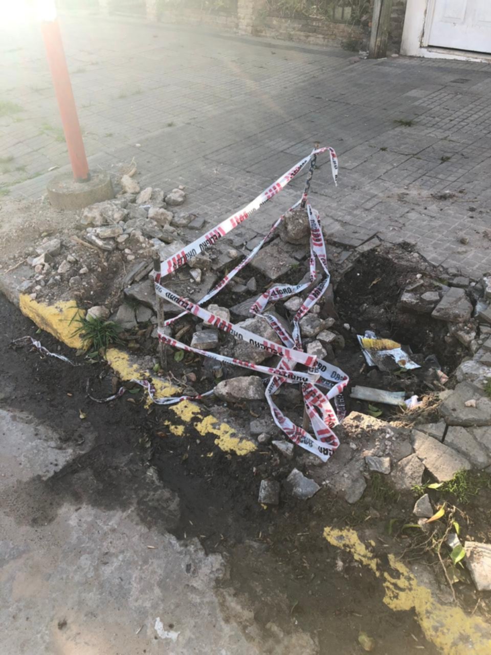 Repararon una pérdida y dejaron la vereda a la miseria