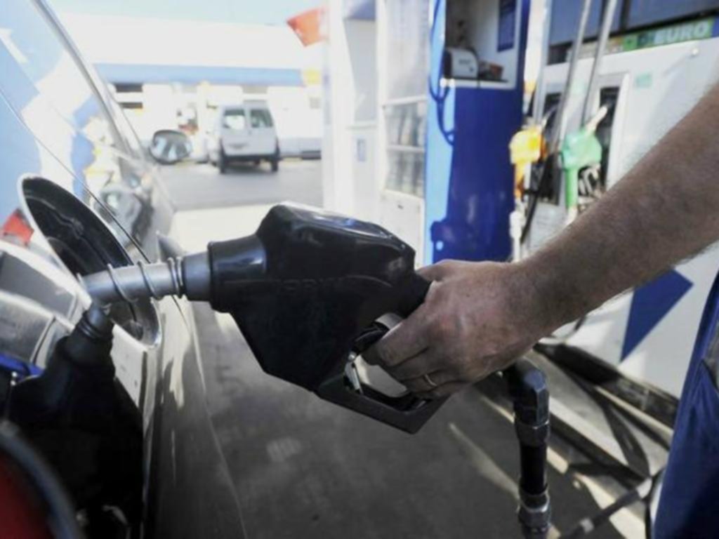 El Gobierno analiza “flexibilizar” el congelamiento de los combustibles
