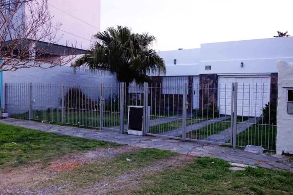 Discutieron, le dio una trompada al padre y éste le disparó en el abdomen