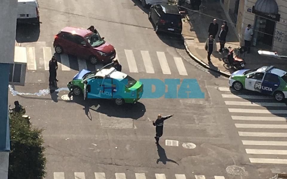 Patrullero envuelto en fuerte choque en la esquina de 9 y 49