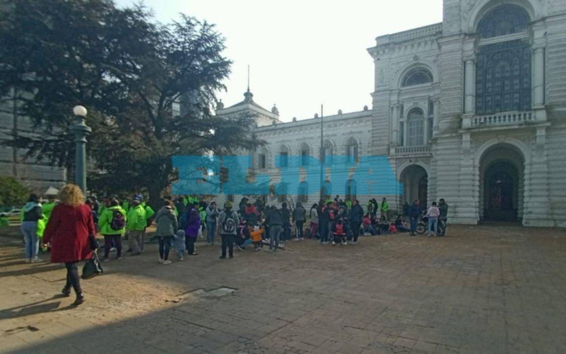 Trabajadores protestaron frente en la Municipalidad