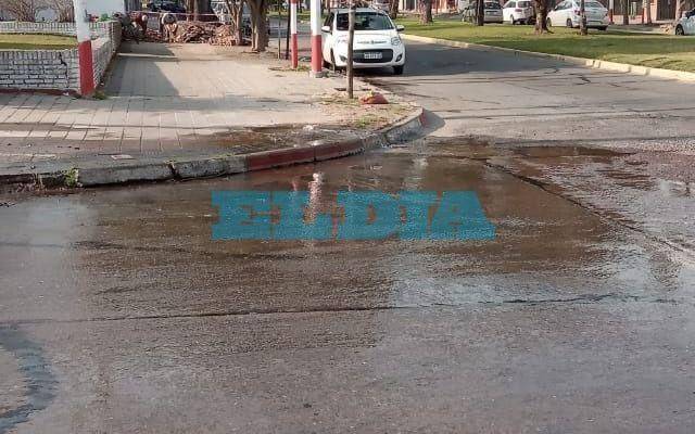 Aseguran que "estallaron" las cloacas  en 19 y 36