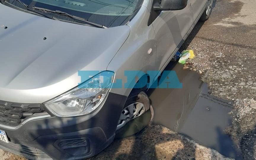 ¡Pobre! Transitaba por una calle de Villa Elvira y  dejó el tren delantero en un cráter