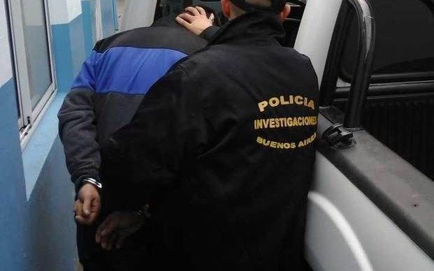 Detienen a un sujeto en Berisso acusado de robarle a un taxista en el centro platense