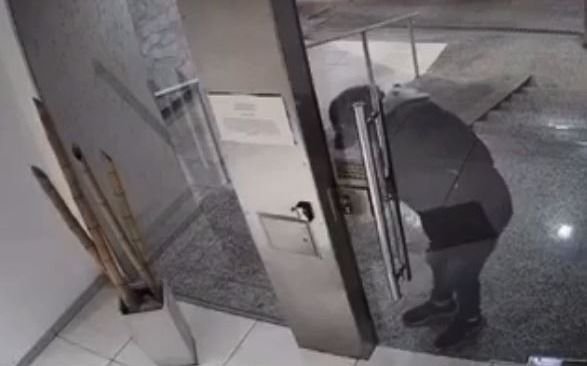 Preocupación en un edificio de 59 y 13 por el ingreso de un sujeto con un elemento punzante