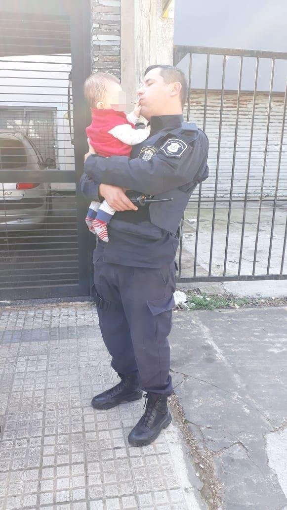 Policía protector salvó a un bebé de ocho meses que se habían “olvidado” en una camioneta