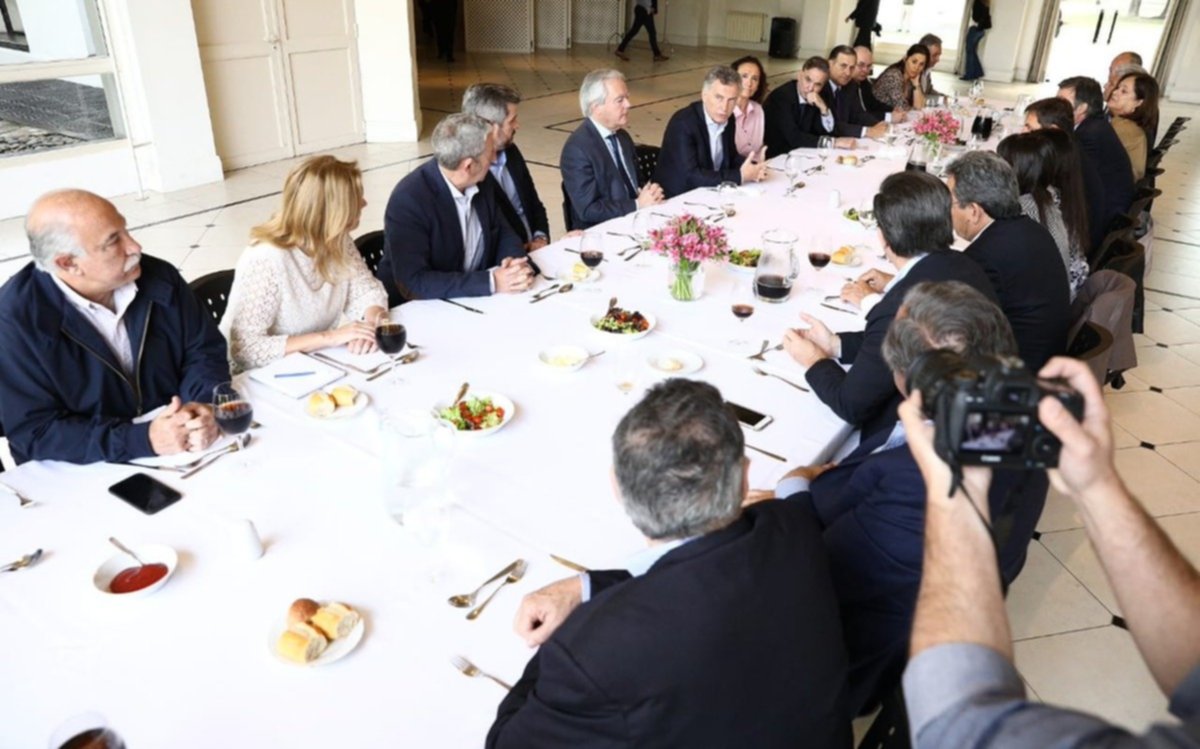 En un almuerzo, Macri reclamó a senadores oficialistas "mayor participación" en la campaña