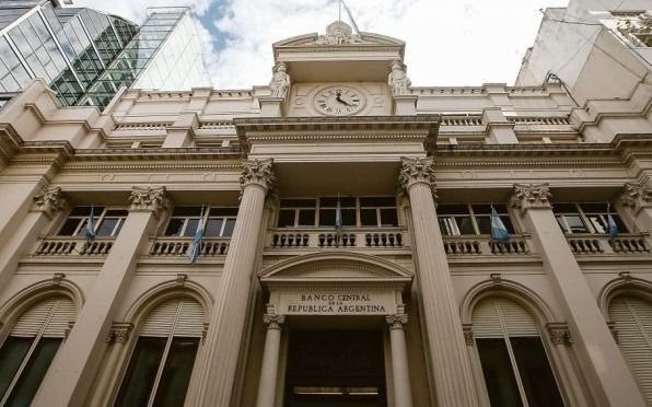 Tras la orden del Central a las exportadoras de liquidar divisas, el dólar cerró a $60