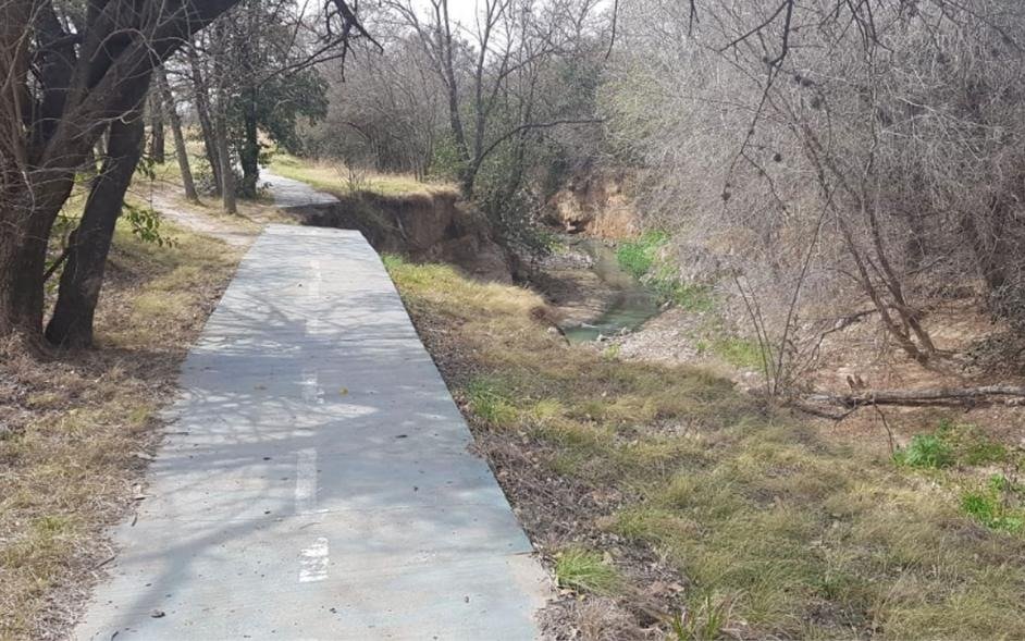 Hallan el cuerpo desnudo y maniatado de un adolescente en un parque de Córdoba