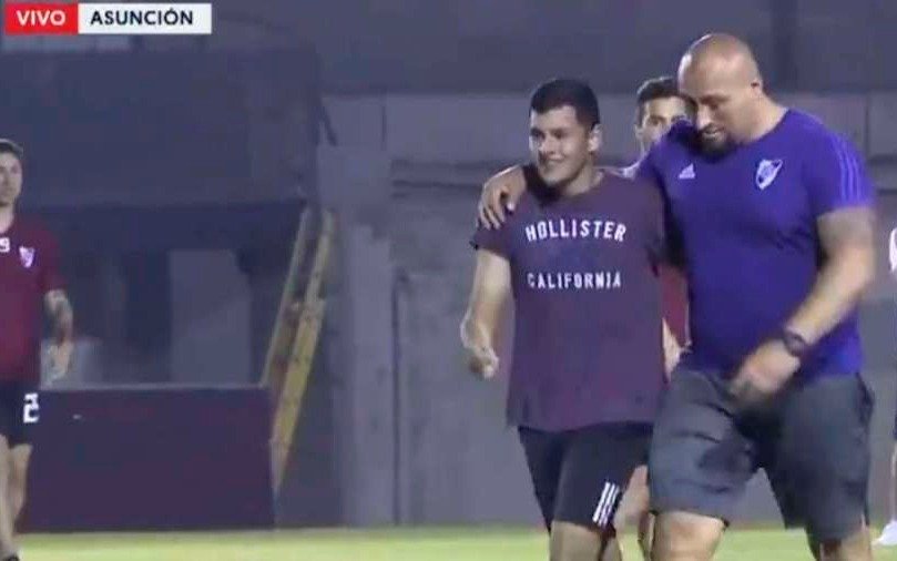 River no la pasa bien: dos hinchas se metieron a la fuerza en la práctica en Paraguay