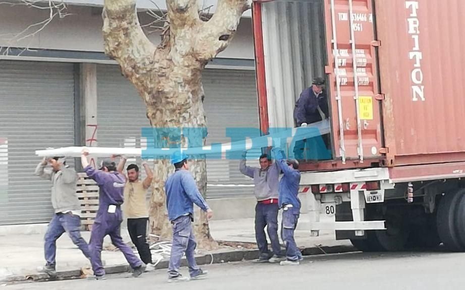 1 y 57: se marcaron las líneas del campo y llegó el policarbonato para el techo