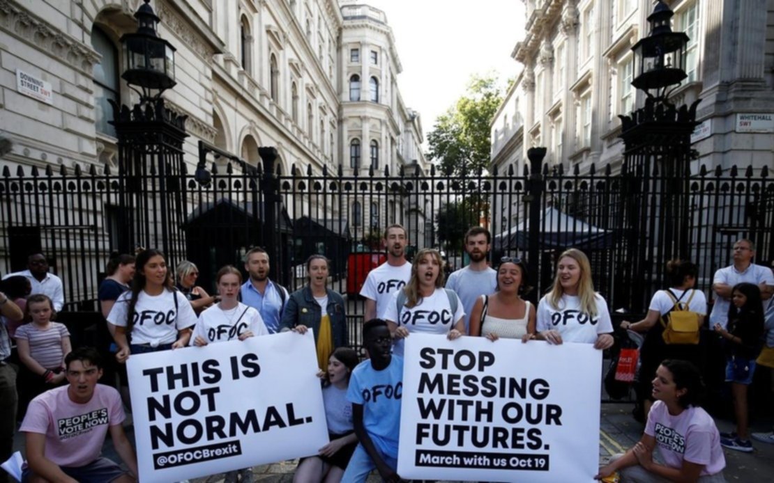 La suspensión del Parlamento británico desata marchas, protestas y una batalla jurídica