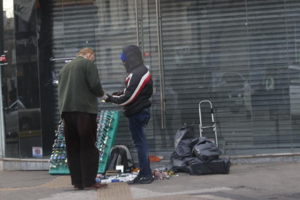 Los controles en el Centro aflojan y la venta callejera recupera terreno