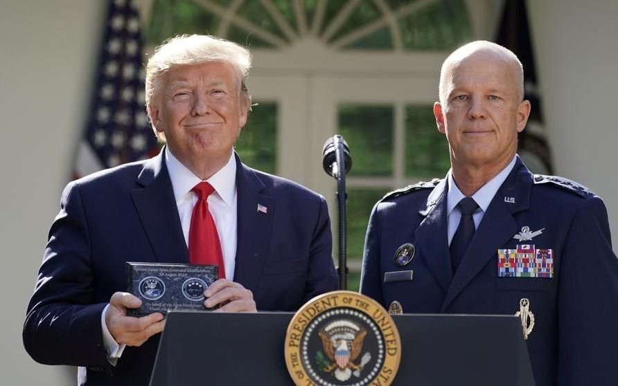 Trump anunció la creación de la "Fuerza Espacial" mientras la Tierra se viene abajo