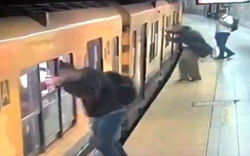 VIDEO: Tres detenidos luego de cometer tres robos canguros al mismo tiempo en el subte