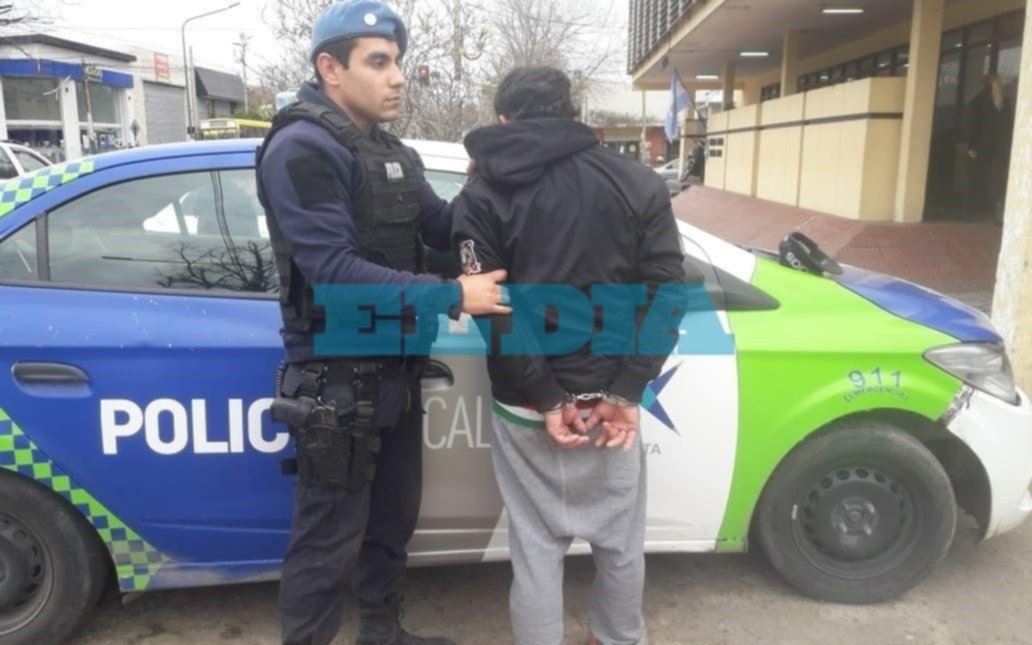 En Villa Elvira, la policía lo sorprendió intentando forzar una ventana con una barreta