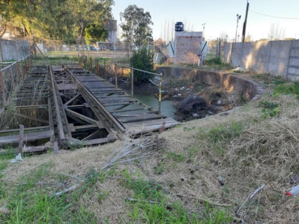 Piden salvar la histórica mesa giratoria del tren provincial