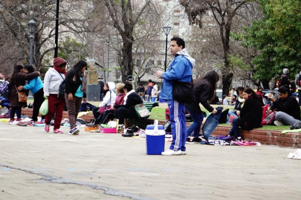 Feria en plaza Italia y más vendedores callejeros en el microcentro
