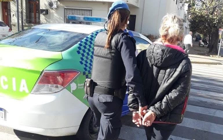 Una chica entró a la verdulería de su barrio y apuñaló a la dueña porque no le dio la plata