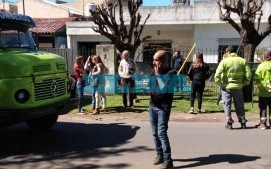 Gonnet: Un jubilado murió electrocutado cuando intentaba escapar del incendio que afectó su casa