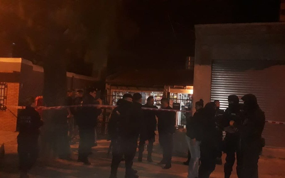 Un almacenero resultó baleado por un ladrón que, tras un tiroteo, fue abatido por la dueña