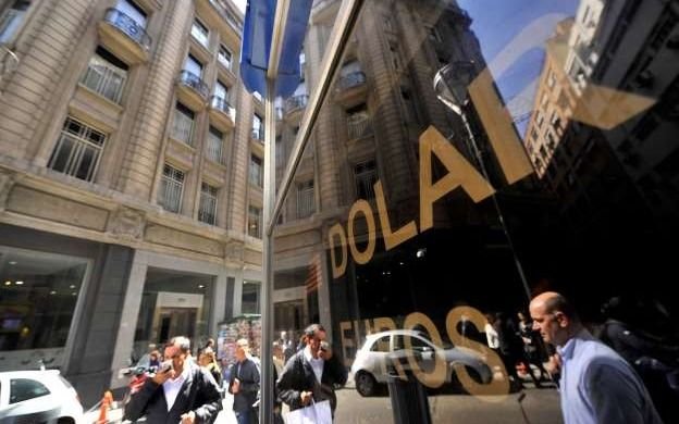 Los bancos buscan llevar calma a los ahorristas y aseguran que hay dólares para "retirar"