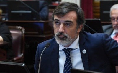 Bullrich critica la extensión de la cuarentena y justifica el viaje de Macri a Francia