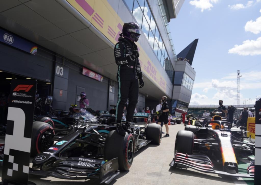 Los Mercedes siguen volando y Hamilton larga adelante junto a Bottas en Silverstone
