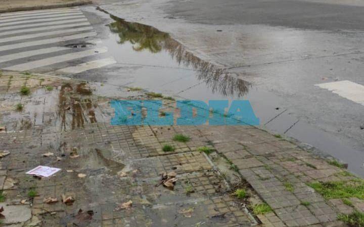 Una pérdida de agua se hace cada vez más grande en la zona de Parque Castelli