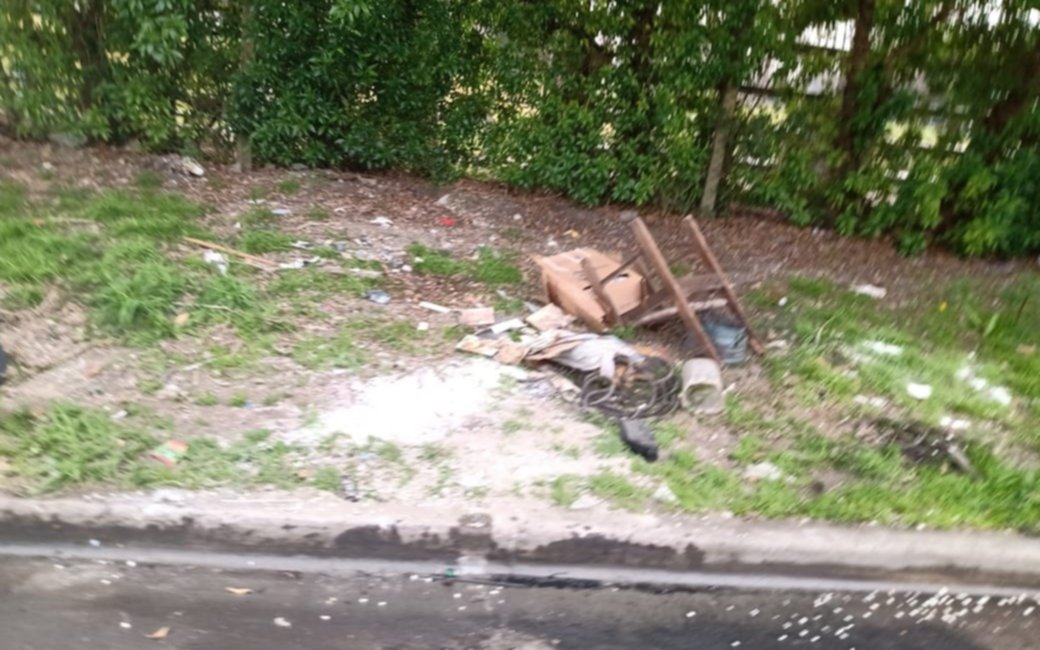 Vecinos reclaman que en la vereda del Club Los Tilos no pasan a recoger la basura