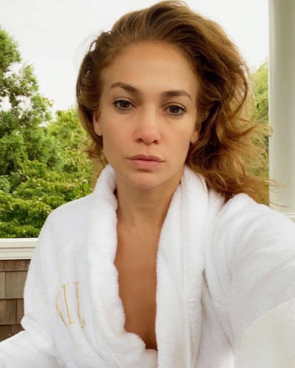 La “belleza natural” de J-Lo deslumbra en instagram