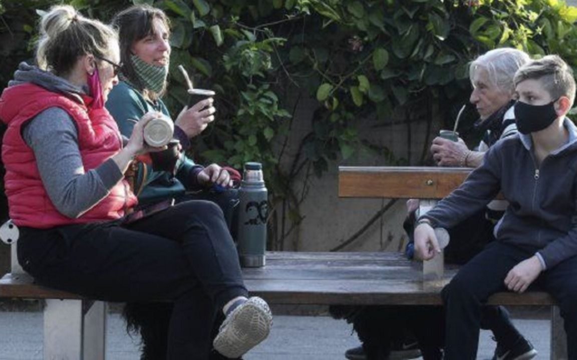La prohibición de las reuniones sociales generó diversas reacciones en las provincias