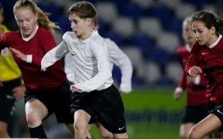 Una futbolista holandesa fue autorizada a jugar en equipo de varones
