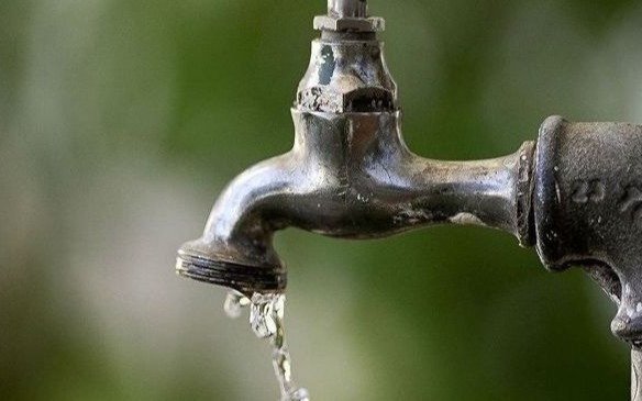 Los Hornos: denuncian que hace 29 días están "sin agua y sin respuestas"