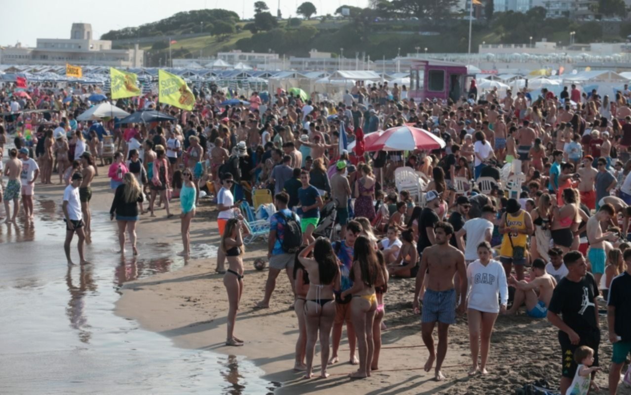 ¿Sin vacaciones en la Costa?: es "inimaginable" una temporada de verano "si no hay vacuna"