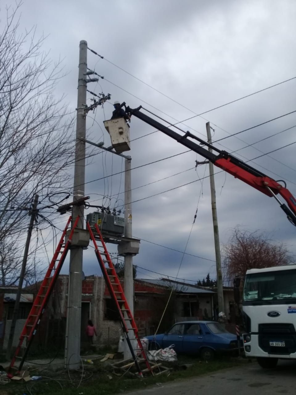 Obras del servicio eléctrico en Los Hornos y Melchor Romero