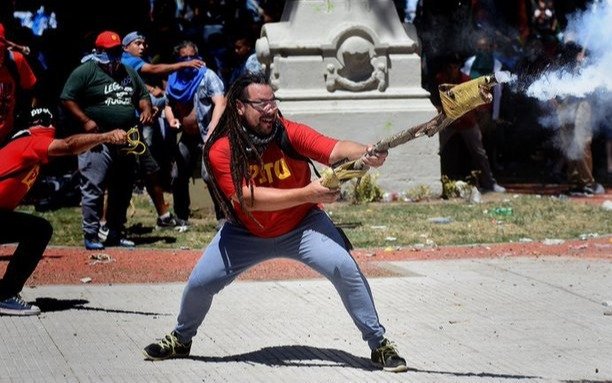 El militante de izquierda que disparó un mortero fue beneficiado con prisión domiciliaria