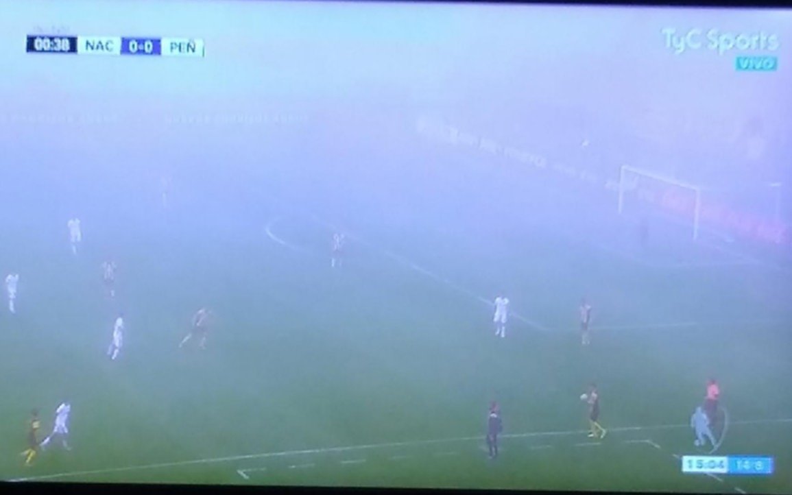 Volvió el fútbol uruguayo con un vibrante empate en medio de la neblina entre Nacional y Peñarol
